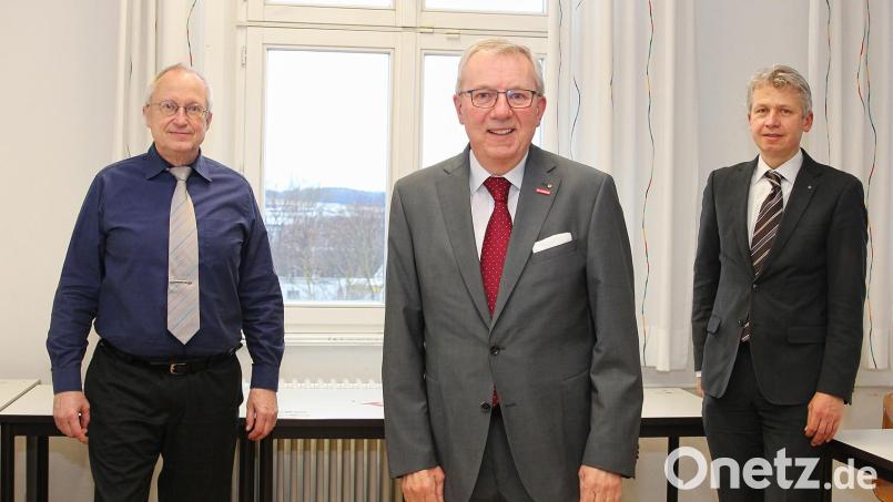 Jürgen Kilger (Mitte), neuer Hochschulratsvorsitzender, mit Prof. Dr. Horst Rönnebeck (links), Vorsitzender des Senats, und Prof. Dr. Clemens Bulitta (rechts), Präsident der OTH Amberg-Weiden. Bild: Wiesel/OTH Amberg-Weiden