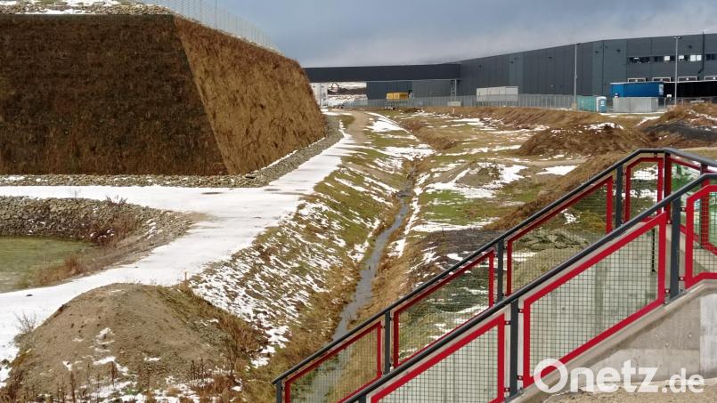 Hier soll einmal die Trasse der Waldershofer Ortsumgehung verlaufen. Vor den eigentlichen Straßenbaumaßnahmen sind aber umfangreiche Arbeiten an Kanal- und Wasserleitungen notwendig. Bild: fpoz