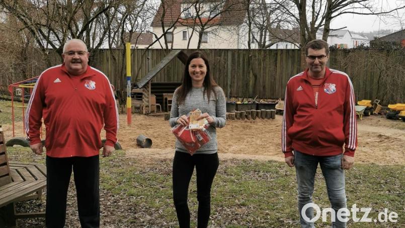 Der FC Bayern-Fanclub Sulzbach-Rosenberg spendet für die Kindertagesstätte St. Anna: (von links) Manfred Zahn, die Leiterin Ivonne Wamser und Gerhard Pickel. Bild: Kita St. Anna Sulzbach-Rosenberg/exb