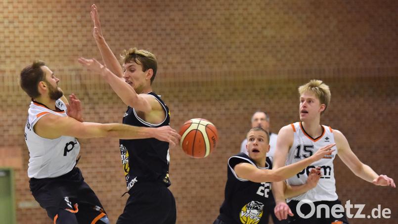 Tobias Merkl passt den Ball zu Lars Aßheuer. Beide Spieler, die den Neustädter Basketballern gegen Litzendorf fehlten, sind am Samstag wieder im Kader. Bild: A. Schwarzmeier