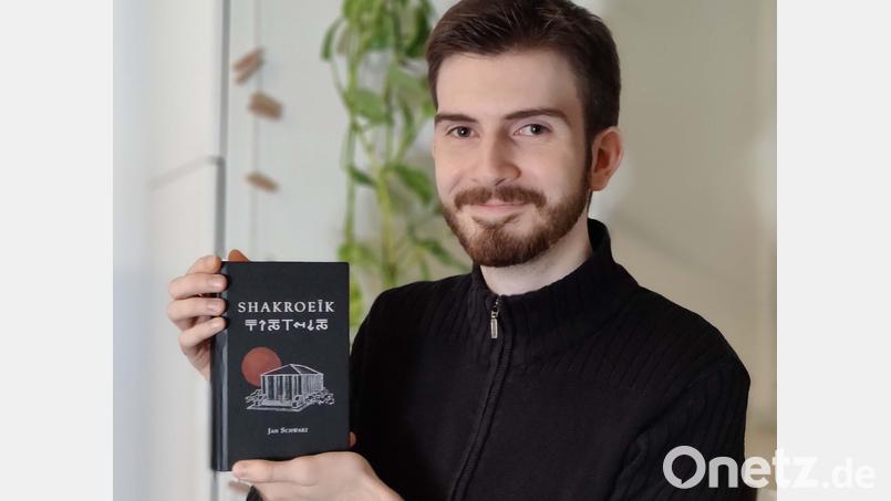 Jan Schwarz präsentiert mit &quot;Shakroeïk&quot; sein nunmehr fünftes Buch. Vorangegangen sind die Trilogie &quot;Der zwölfte Orden&quot; und eine Vorgeschichte. Seinen Debütroman brachte Jan Schwarz im Alter von elf Jahren heraus. Bild: Eva Spörl/exb