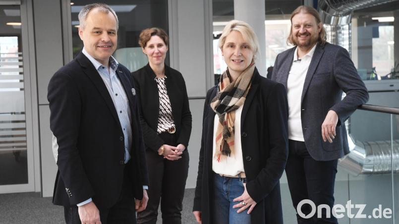 Nach fünf Jahren verlässt Stefan Zaruba (links) die Lokalredaktion Weiden und übernimmt die Leitung der Zentralredaktion. Neue Leiterin der Lokalredaktion ist Simone Baumgärtner (Zweite von rechts). Geschäftsführende Verlegerin Viola Vogelsang-Reichl und Chefredakteur Kai Gohlke gratulieren. Bild: Gabi Schönberger