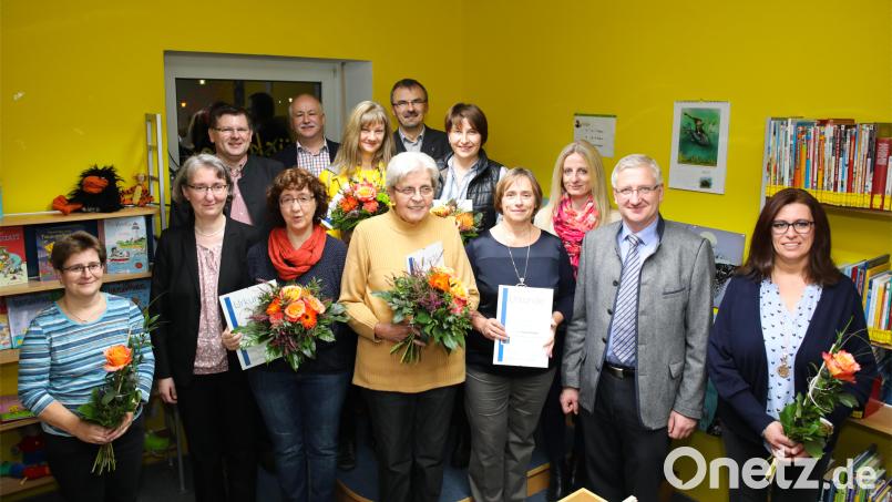 Ehrenabend in der Bücherei: Die Mitarbeiterinnen und Geehrten mit Camilla Weber (Zweite von links), Zweitem Bürgermeister Johannes Reger (Zweiter von rechts), Rektorin Sabine Graser (Dritte von rechts) sowie (hinterste Reihe von links) Pfarrgemeinderatssprecher Holger Popp, Kirchenpfleger Alfons Meierhöfer und Pfarrer Martin Besold. Bild: njn