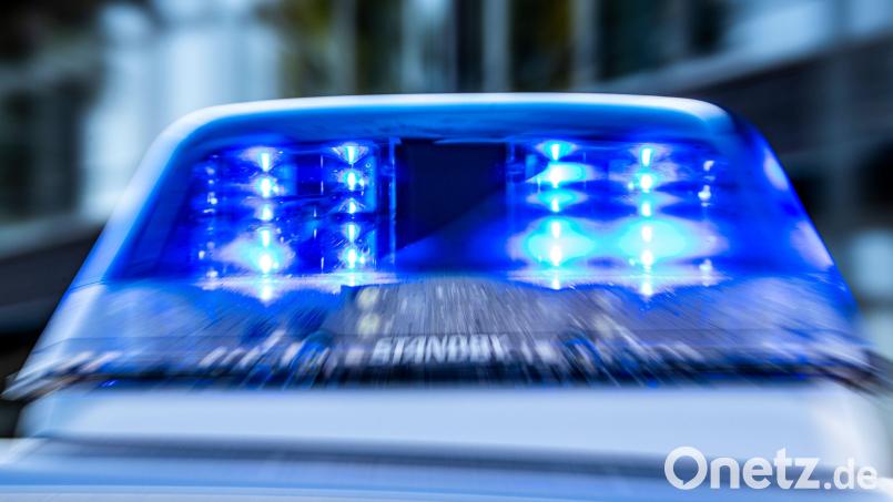 Ein 20-Jähriger beleidigte in Schwandorf einen Polizeibeamten, als er festgenommen werden sollte. Symbolbild: David Inderlied/dpa
