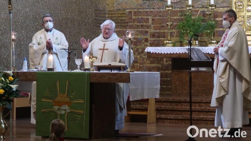Stadtpfarrer Gottfried Schubach (Mitte) feierte den Jubiläumsgottesdienst in der Herz Jesu Kirche gemeinsam mit Pfarrvikar Armin Dittrich (links) und Pfarrvikar Reinald Bogensperger. Bild: Kunz