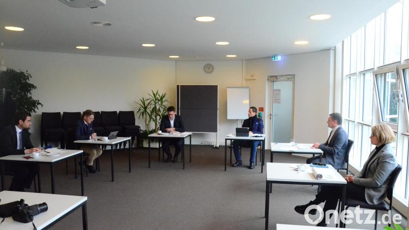 Stephan Oetzinger, Tobias Reiß, Christian Doleschal und Albert Rupprecht diskutieren mit Thomas Würdinger und Claudia Wildenauer-Fischer (von links) über den Arbeitsmarkt der Pflege- und Gesundheitsberufe in der Nordoberpfalz. Bild: Kunz