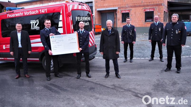 Geschäftsstellenleiter Manfred Eller und Regionalmarktleiter Stefan Schedl (Erster und Vierter von links) übergaben den symbolischen Scheck aus der erfolgreichen Crowdfunding-Aktion an die Führungskräfte der Vorbacher Wehr. Bild: wmi