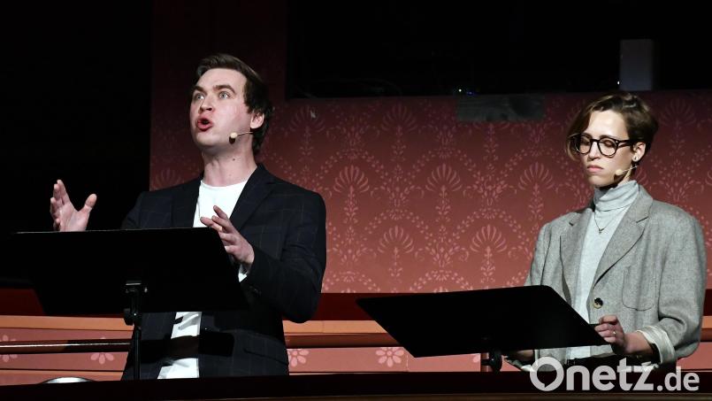 Die beiden Schauspieler Elisabeth Bühl und Fabian Bauer trugen Texte des Gastautors vor. Bild: Petra Hartl