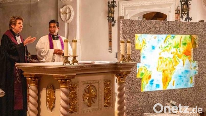 Die „Mauer des Rassismus“ wurde eingerissen. Dahinter kam eine Welt zum Vorschein, in der die Menschen in Frieden und Eintracht miteinander leben. Stadtpfarrer Pater Georg Parampilthadathil zusammen mit Pfarrerin Barbara Hofmann zelebrierte den Gottesdienst. Bild: Kurt F. Stangl/exb