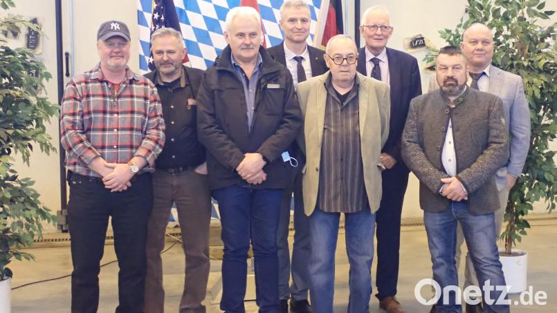 Rainer Dörner, Klaus Krapf, Martin Merkl (von links) und Peter Goltz.(Zweiter von rechts) verabschiedeten sich in den Ruhestand. Bild: prd