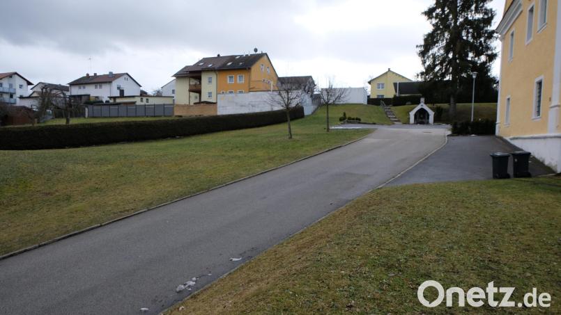 An der Flosser Rathausauffahrt sollen Obstbäume gepflanzt werden. Bild: le