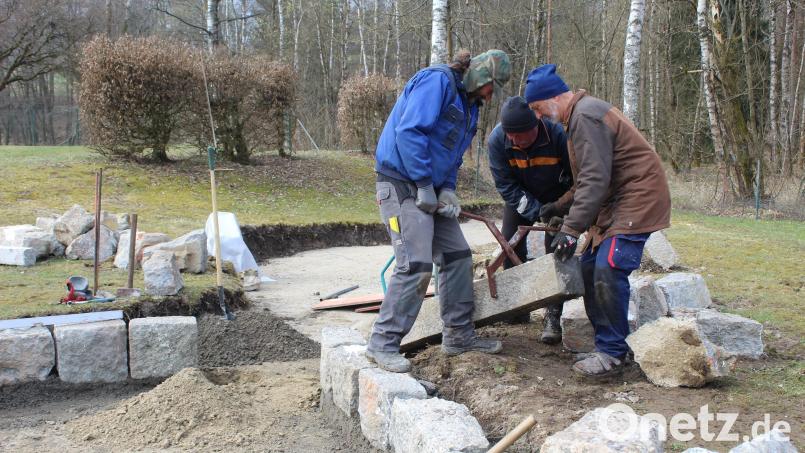 Im vergangenen Jahr gab es bereits 7000 Euro aus dem Regionalbudget für einen Wasserspielplatz im Freibad Selingau. Unter anderem Hermann Köstler, Thomas Graf, Bernd Würstl (von links) haben ihn verwirklicht. Heuer möchte die Gemeinde bei der Steinwald-Allianz wegen einer Förderung klimabeständiger Bäume anfragen. Archivbild: soj