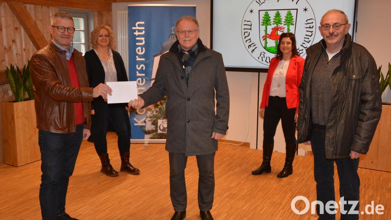 Zum ersten Mal Spende übergab der Förderverein Informations- und Begegnungszentrum Konnersreuth eine Spende für Betrieb und Unterhalt der Einrichtung an die Marktgemeinde. 2500 Euro überreichten Vorsitzender Uwe Rosner (links) und Stellvertreter Otto Grillmeier (rechts) an Bürgermeister Max Bindl. Mit im Bild Melanie Wenisch (Zweite von links) und Michaela Günthner vom Team des Museums im Schafferhof. Bild: jr