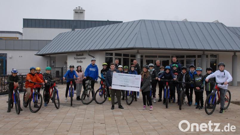 CIS Amberg hat die SAG-Förderung in Höhe von 400 Euro an die Sportarbeitsgemeinschaft Radsport der Mittelschule weitergereicht. Darüber freuen sich nicht nur die radbegeisterten Schüler, sondern auch (hinten von links) Schulleiter Florian Fuchs, Konrektor Markus Gleißner, SAG-Leiter Michael Kirsch und CIS-Mitglied Frank Prange. Bild: pop