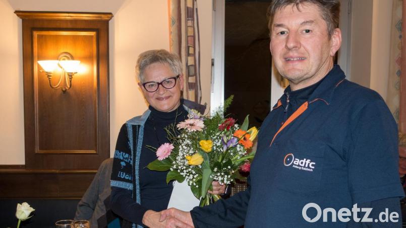 Marita Gierke bei der Würdigung ihrer Dienste durch Norbert Lange. Bild: Gretel Schilling