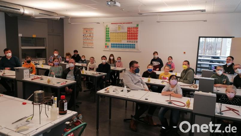 Die Vormittags-Kursgruppe im Schülerlabor des Stiftland-Gymnasiums Tirschenreuth - mit Masken und Schutzbrillen. Experimentieren geht auch unter Pandemiebedingen. Bild: den