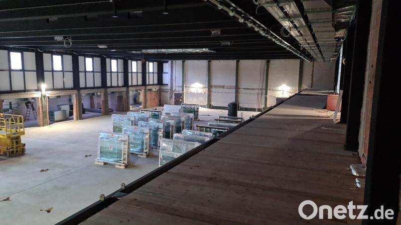 Die Tribüne ist neu in der Stadthalle. Die durch die Pandemie entstandenen Personal- und Lieferschwierigkeiten sorgen für eine weitere Verschiebung des Fertigstellungstermins. Bild: sne