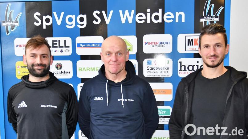 Marco Lorenz (links) und Michael Riester (rechts) bleiben weiterhin für die zweite Mannschaft der SpVgg SV Weiden in der Bezirksliga verantwortlich. Unterstützt werden sie von Betreuer Martin Lang. Bild: Nachtigall/exb