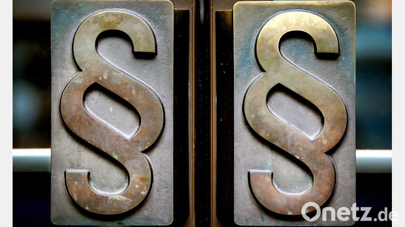 Wegen Bedrohung musste sich ein 63-Jähriger vor dem Amtsgericht Schwandorf verantworten. Bild: Oliver Berg/dpa