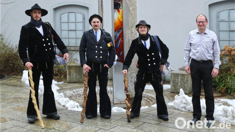Die Wandergesellen Max Fischer (von links), Peter Becker und Jan Kisters baten im Rathaus um das Siegel der Stadt und das Zehrgeld. Mit auf dem Bild Verwaltungsrat Hubert Wojtenek. Bild: njn