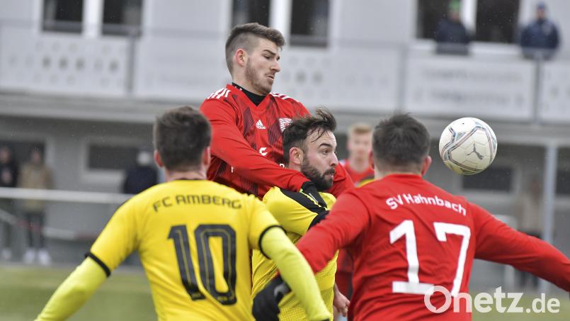 Johannes Dotzler (links) vom SV Hahnbach hat Dennis Kramer (rechts) vom FC Amberg fest im Griff. Bild: Hubert Ziegler