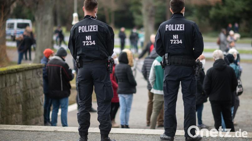 Polizisten stehen am Rande einer Corona-Demo. Symbolbild: Julian Stratenschulte