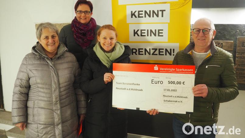 Freude herrscht beim &quot;Bananenflanken&quot;-Vorstand über die Spende der Neustädter Theatergruppe &quot;Schabernak&quot;. Bild: exb
