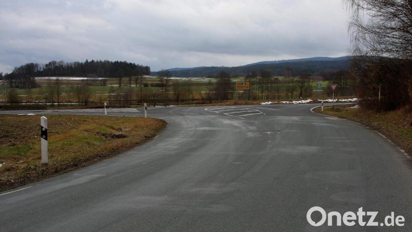 Von Fuchsmühl kommend (rechts), führt die Kanalleitung derzeit in die Ottobadstraße in Wiesau (im Bild vorne). Der neue Entlastungskanal soll in gerader Richtung nach Wiesau (links) bzw. zum Klärwerk bei Schönhaid fortgeführt werden. Bild: wro