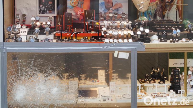 Bisher unbekannte Täter versuchten in Neunburg die Auslage eines Schmuckgeschäftes auszuräumen. Symbolbild: Markus Müller