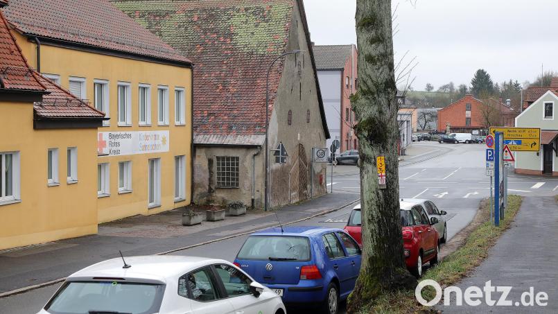 An der Allee gibt es zu wenige Parkplätze für zu viele Autos. Vor der BRK-Kinderkrippe &quot;Sonnenschein&quot; hat das schon zu Konflikten zwischen Kita-Eltern und der Polizei geführt. Nun ist eine Lösung in Sicht. Bild: Wolfgang Steinbacher
