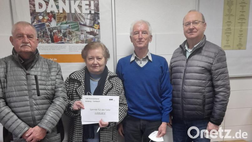 Bei der Spendenübergabe waren dabei (von links) Helmut Zetzel , Marianne Kies-Baldasty, Tafel-Vorsitzender Bernhard Sauerenbach und Johann Ludwig. Bild: Marianne Kies-Baldasty