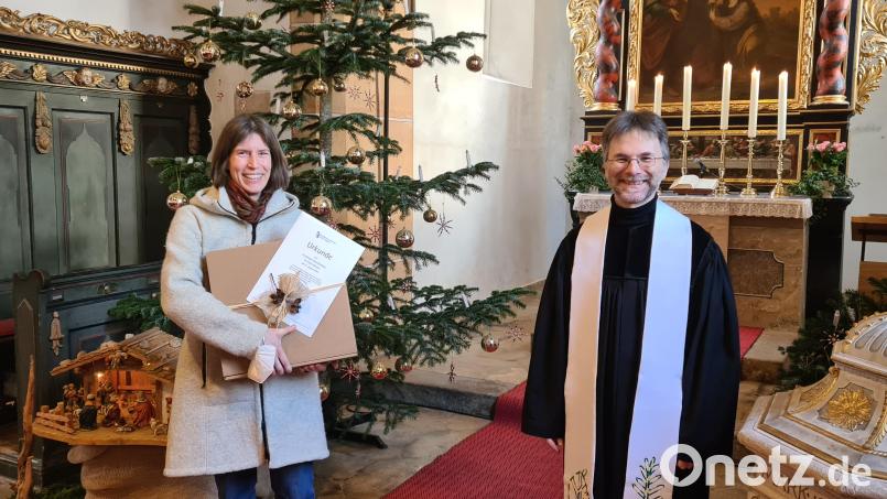 Ulrike Wiesner (links) wurde von Pfarrer Andreas Ruhs für 25 Jahre Orgelspiel in der evangelischen Kirche ausgezeichnet. Bild: sei