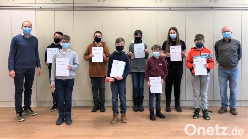 Die erfolgreichen Teilnehmer des Schulschachturniers am Ortenburg-Gymnasium erhielten ihre Urkunden von Schulleiter Ludwig Pfeiffer (links) und dem Leiter der Schachgruppe, Wolfgang Kaiser (rechts). Vorne in der Mitte der Turniersieger Tim Laubmeier. Bild: lg