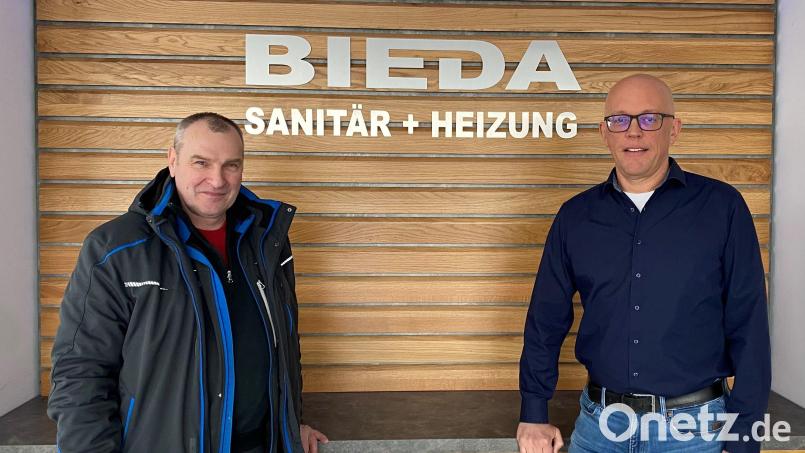 Stefan Bieda (rechts) ehrt Günter Schaller für 40-jährige Firmenzugehörigkeit. Bild: Niki Prächtl /exb