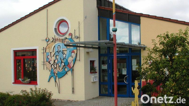 &quot;Fröhlich sein, Gutes tun und die Spatzen pfeifen lassen&quot; verkündet das fröhliche Windspiel am Eingang nach den Worten des Namenspatrons der Einrichtung, Don Bosco. Doch so einfach ist das nicht, wenn der Raum beengt ist. Das Kinderhaus platzt aus allen Nähten. Bild: ld