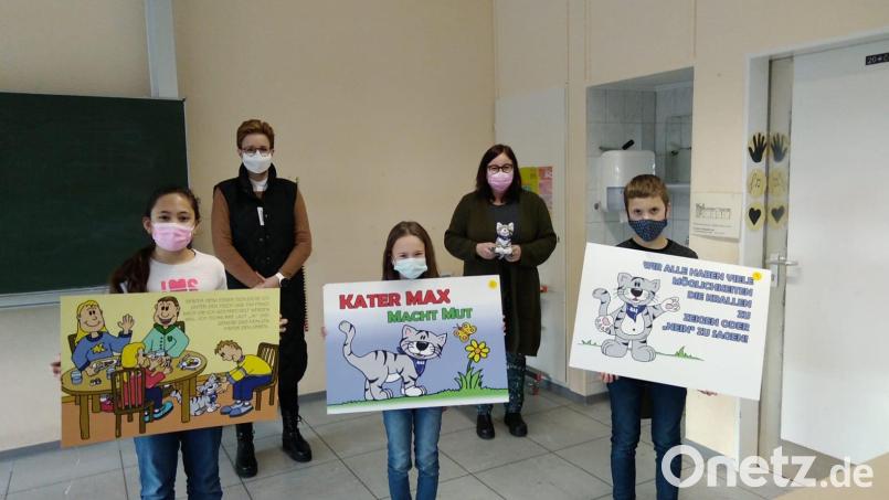 Mit Unterstützung eines übergroßen Bilderbuches mit dem Kater Max vermittelten die beiden Sozialpädagoginnen Karina Pfeiffer (links) und Maria Rötzer den Viertklässlern Strategien, wie man sich gegen sexuellen Missbrauch zur Wehr setzen kann. Bild: wel