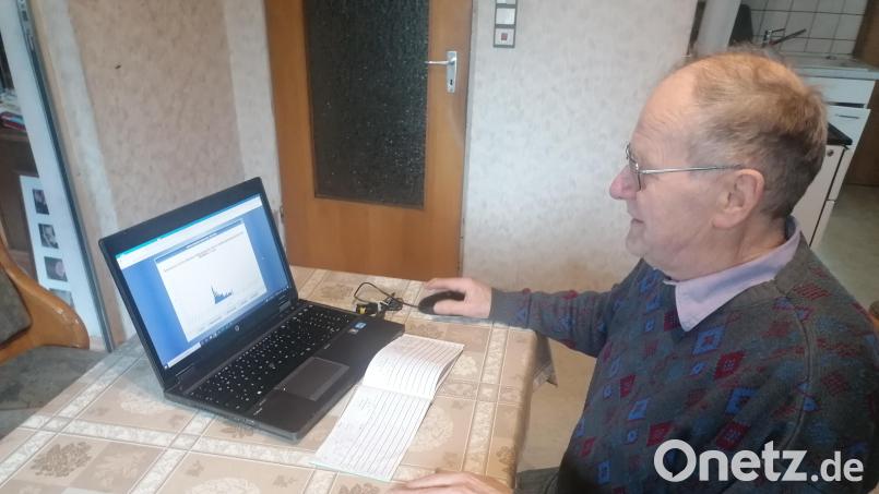 Die Daten, die seine Wetterstation an den DWD sendet, kann Hermann Haas am Laptop nachverfolgen. Bild: Winderl