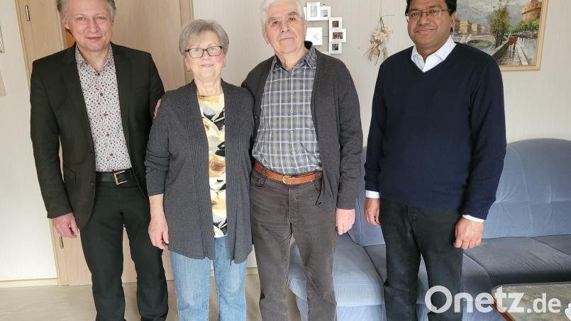Bürgermeister Lothar Müller (links) und Pater Antony (rechts) besuchten Maria und Karl Helm, um dem Jubilar zum 80.Geburtstag gratulieren. Bild: flt