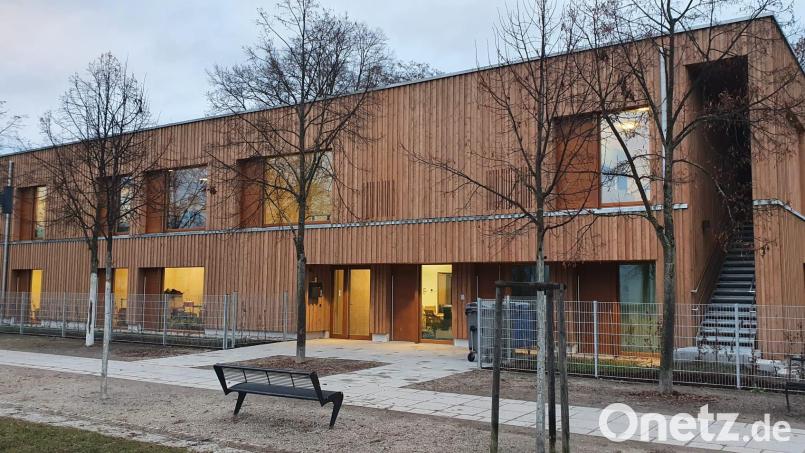 Die hölzerne Fassade brachte das Team der Kita auf die Idee für den Namen „Kinderscheune“ Bild: Kita Kreuz Christi/exb