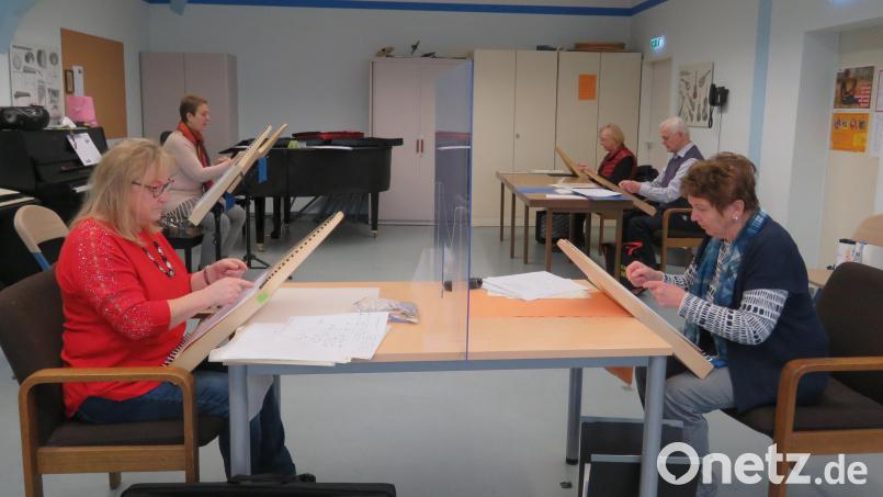 Im Probenraum der Kreismusikschule ganz oben im Amtsgebäude III gehen die Senioren unter der Leitung von Klaudia Kormann (hinten links) ans Werk. Bild: ubb