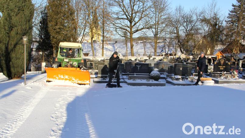 Nicht alles ist mit dem Schneepflug zu machen. Vieles ist Handarbeit. Seit 2003 verrichtet die Feuerwehr Niedermurach den Winterdienst im Friedhof. Bild: Josef Böhm