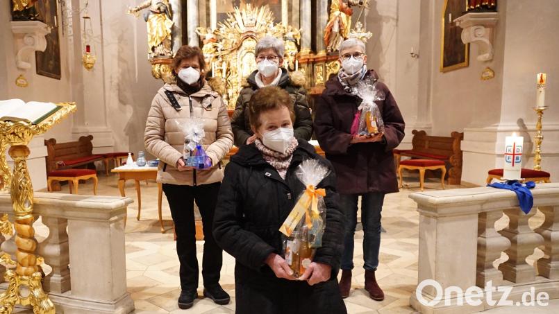 Bei einem Gottesdienst in der Pfarrkirche St. Vitus werden die Mitglieder Gerda Zirngibl, Johanna Weich-Häusler und Elisabeth Nagler (hinten, von links) für 25 Jahre Mitgliedschaft sowie Lydia Enderer (vorn) für 40 Jahre Treue geehrt. Bild: ads