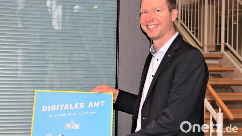 Landrat Florian Wiedemann präsentiert die Auszeichnung „Digitales Amt“, die das Landratsamt von Digitalministerin Judith Gerlach erhalten hat. Bild: Landratsamt Bayreuth/exb