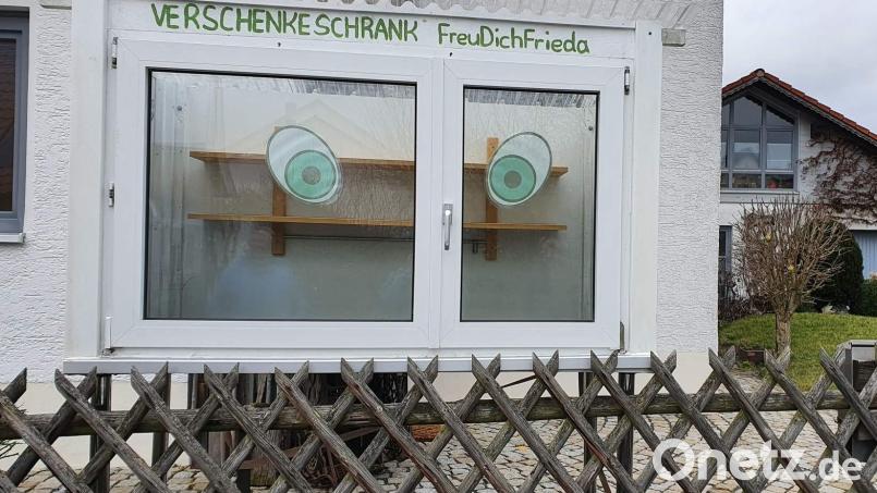 Der Verschenkeschrank ist wieder umgezogen. Am Wochenende war er noch leer, mittlerweile ist er aber gut gefüllt. Bild: Margit Haberberger