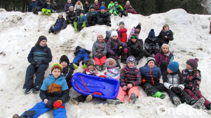 Viel Spaß hatten die Grundschüler beim Rodeln am Skihang des Tannenbergs. Bild: Grundschule Immenreuth/exb