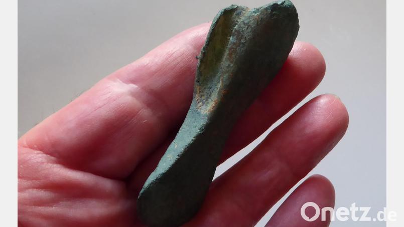 Eine Rarität: Das kleine Bronzebeil, das bei Perschen gefunden wurde. Bild: Kurt Engelhardt/exb