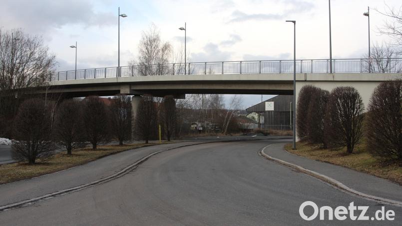 Die Brücke an der Tonwerk- und der Industriestraße könnte sich bei der Elektrifizierung der Bahnlinie Hof-Regensburg als Problem erweisen. Bild: wro