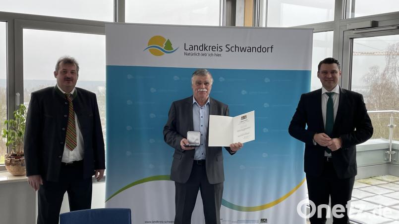 Der Schönseer Bürgermeister Reinhard Kreuzer (links) und Landrat Thomas Ebeling gratulierten Johann Pfistermeister (Mitte) zur Auszeichnung. Bild: Matthias Meier/Landratsamt Schwandorf/exb