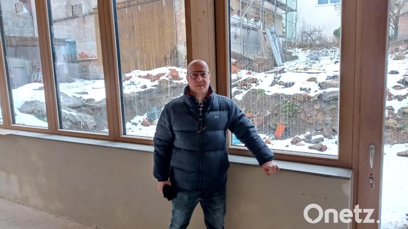 „Im Wintergarten finden die Beratungsgespräche statt“, sagt Florian Wagner. Das alte Wirtschaftsgebäude im Hintergrund wird noch saniert. Bild: fpoz