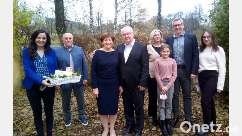 Glückwünsche zur Goldenen Hochzeit: Im Bild von links Bürgermeisterin Margit Bayer, Seniorenbeauftragter Gerhard Weber, das Jubelpaar Brigitte und Reinhold Schraml, Schwiegertochter Sibylle, Enkelin Charlotte, Sohn Alexander und Enkelin Pauline. Bild: fpoz